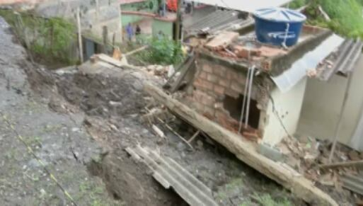 Criança de 5 anos soterrada após desabamento de muro sobre casa em Sabará segue em estado grave