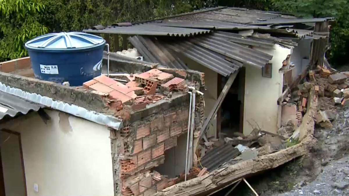 Família é resgatada após deslizamento de terra em Sabará (MG)