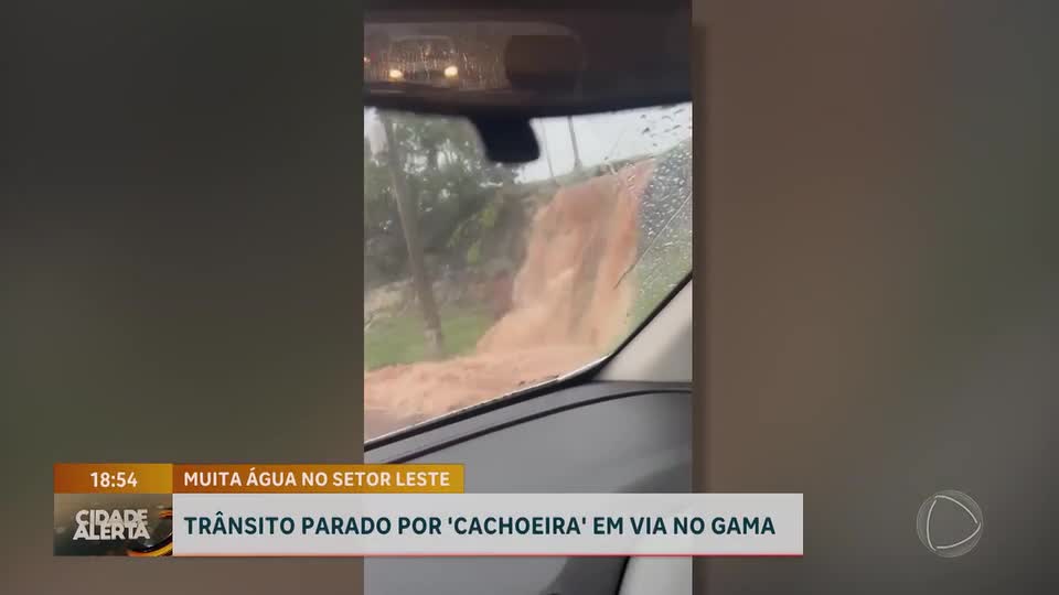 Motorista é surpreendida por ‘cachoeira’ na pista durante forte chuva no Gama (DF)