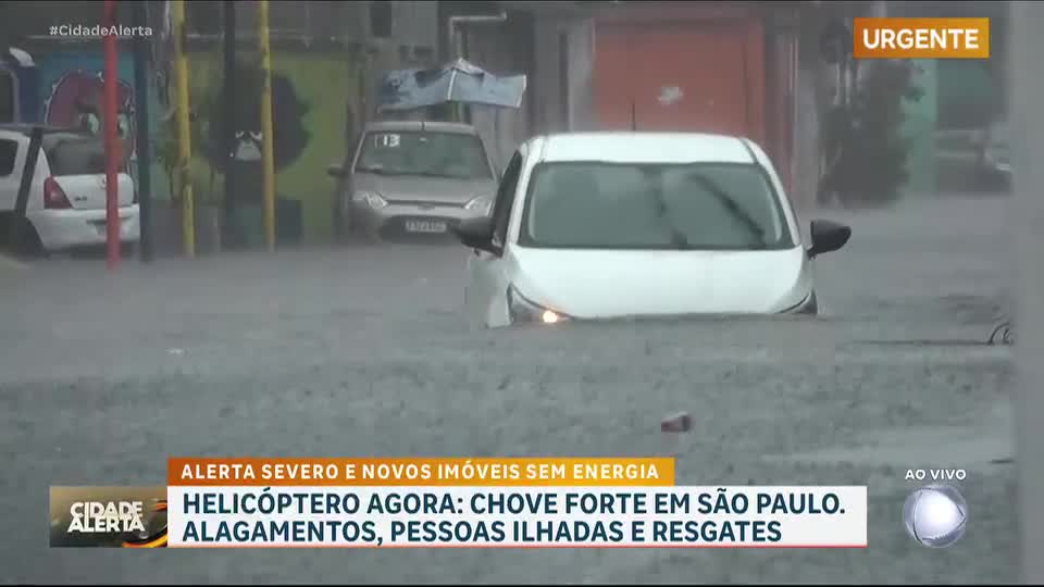 Motoristas tentam atravessar enchente durante temporal em São Paulo
