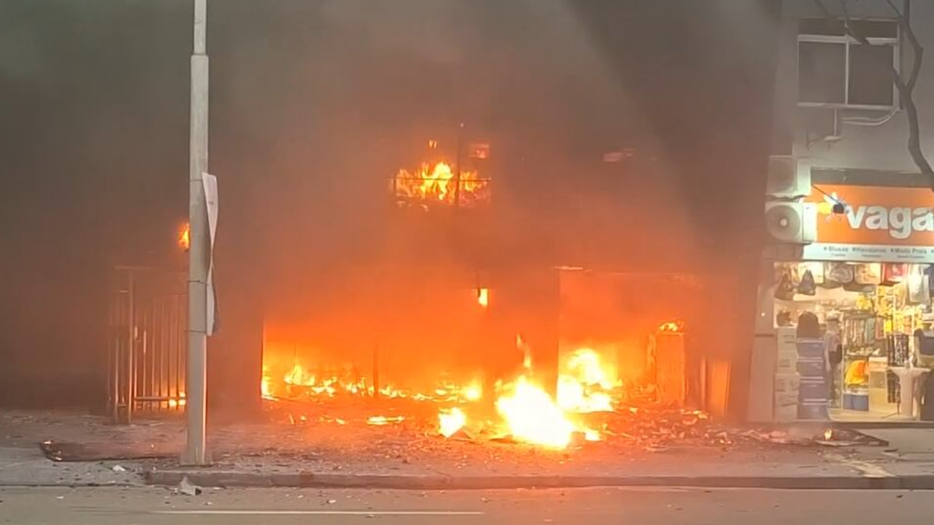 Perícia será realizada para identificar causas do incêndio em loja de motos elétricas em Copacabana