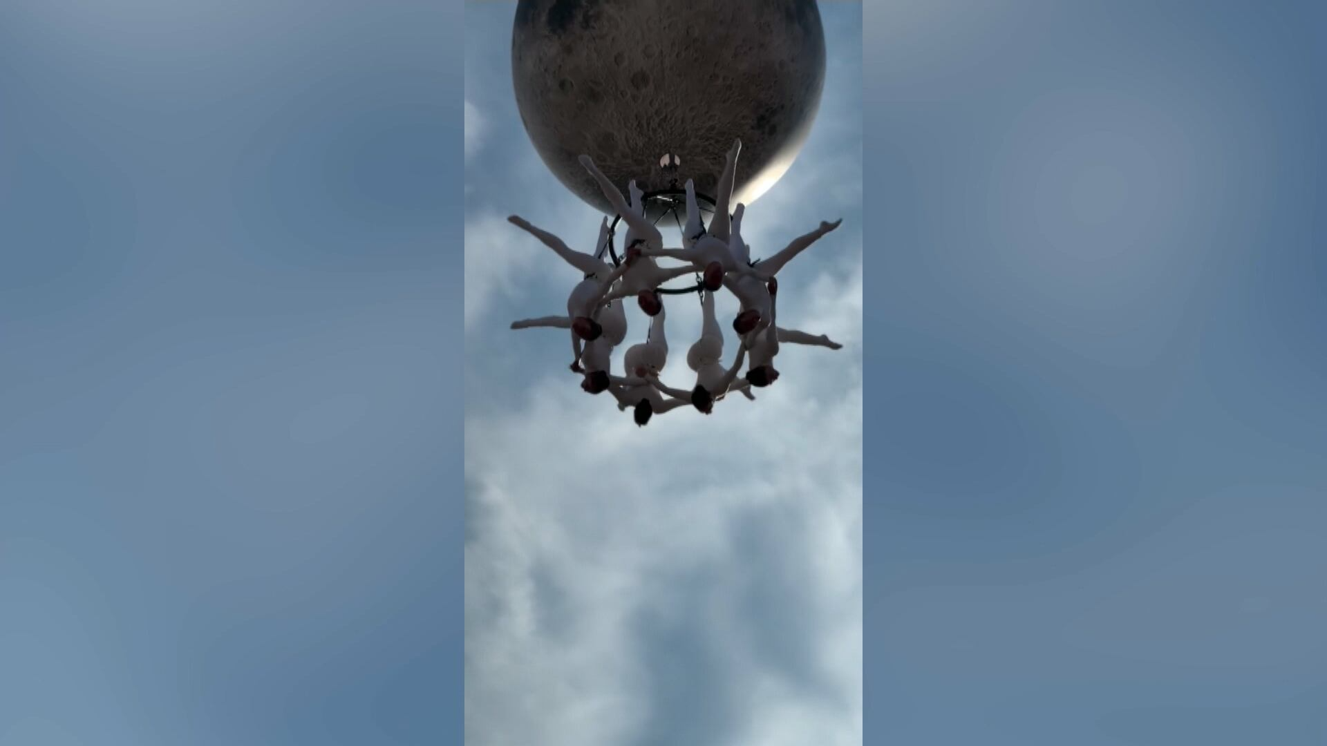 Companhia de dança fica famosa por números feitos no céu