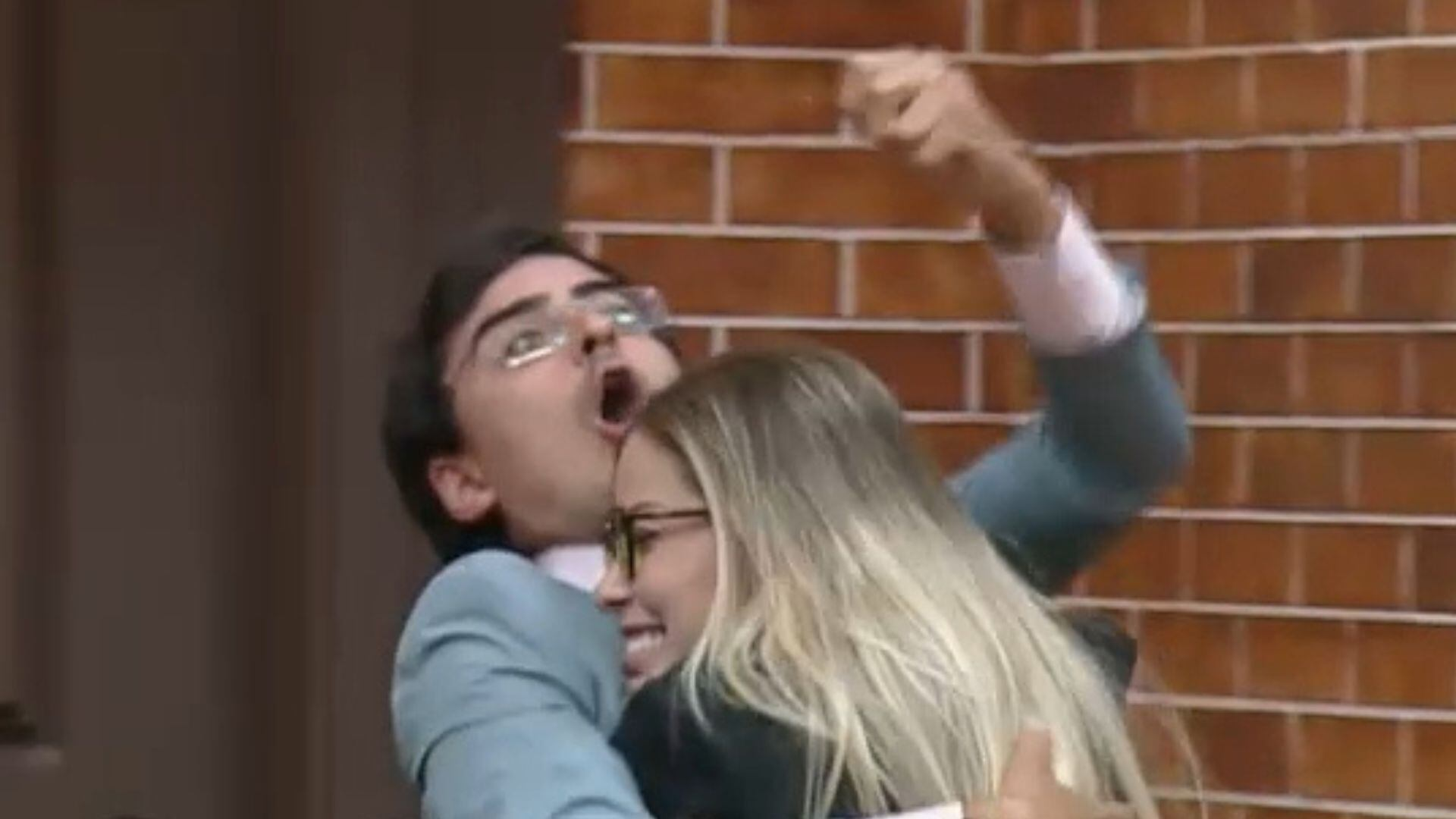 Dudu Camargo diz 'eu te amo' para Saory Cardoso após voltar de Roça em A Fazenda 17