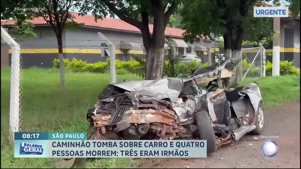 Caminhão tomba sobre carro no interior de SP e provoca morte de quatro homens, três deles irmãos