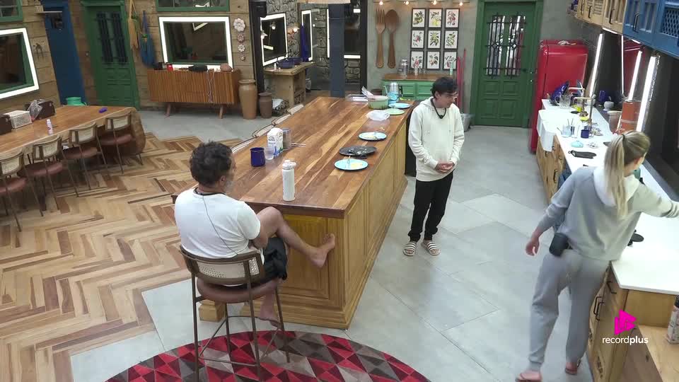 Finalistas listam ex-peões que estavam 'estranhos' na última festa | A Fazenda 17