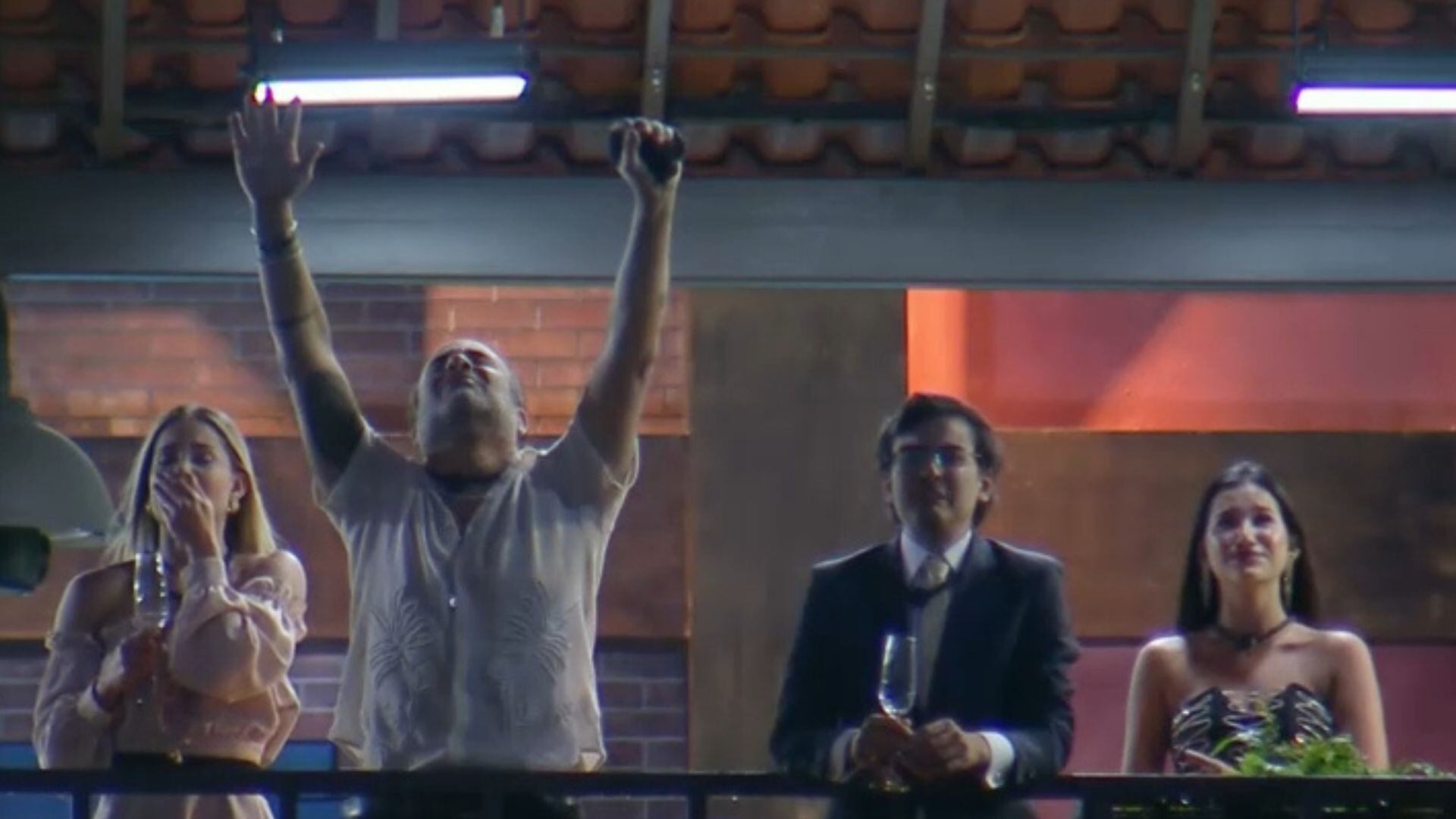 Finalistas de A Fazenda 17 curtem queima de fogos e se emocionam após anúncio do Top 4