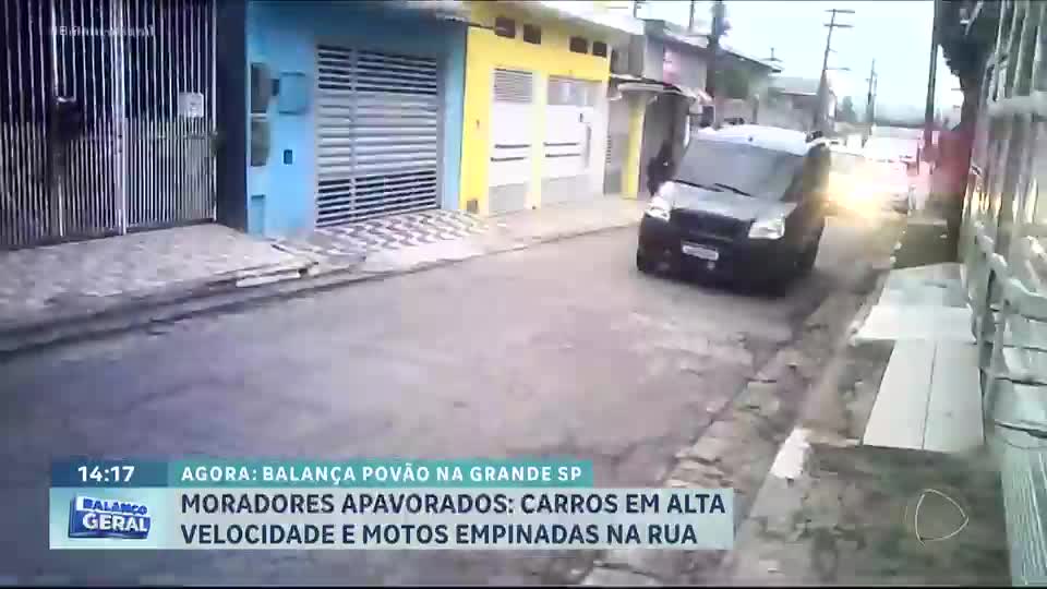 Balança Povão: Moradores da Grande São Paulo correm risco de atropelamento em rua sem calçada