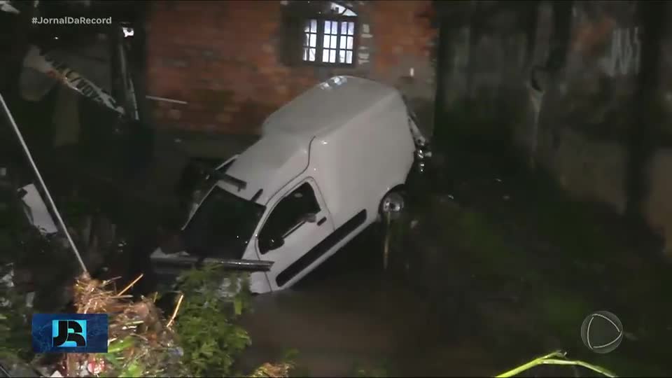 Homem desaparece após ter o carro arrastado para dentro de córrego em Guarulhos (SP)