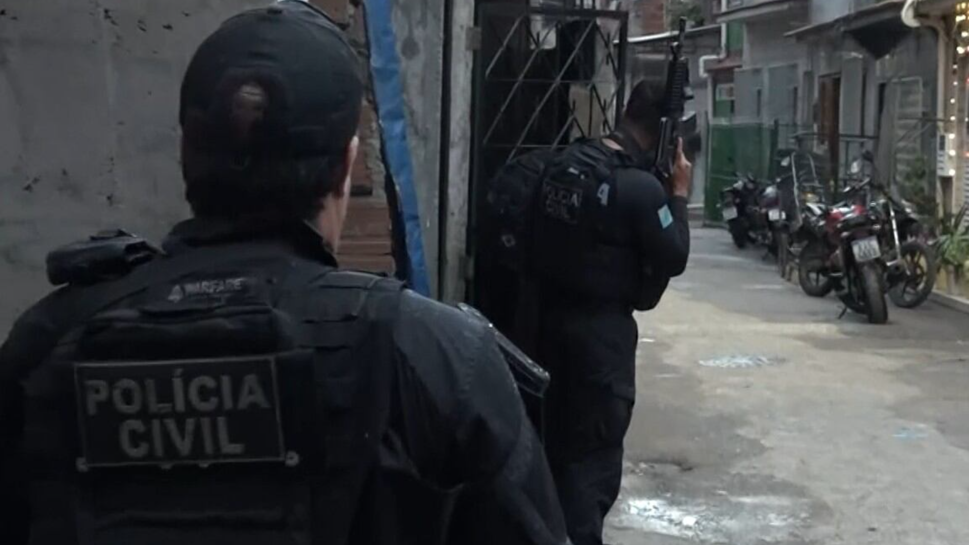 Três pessoas são presas durante operação contra tráfico de armas no Complexo da Maré