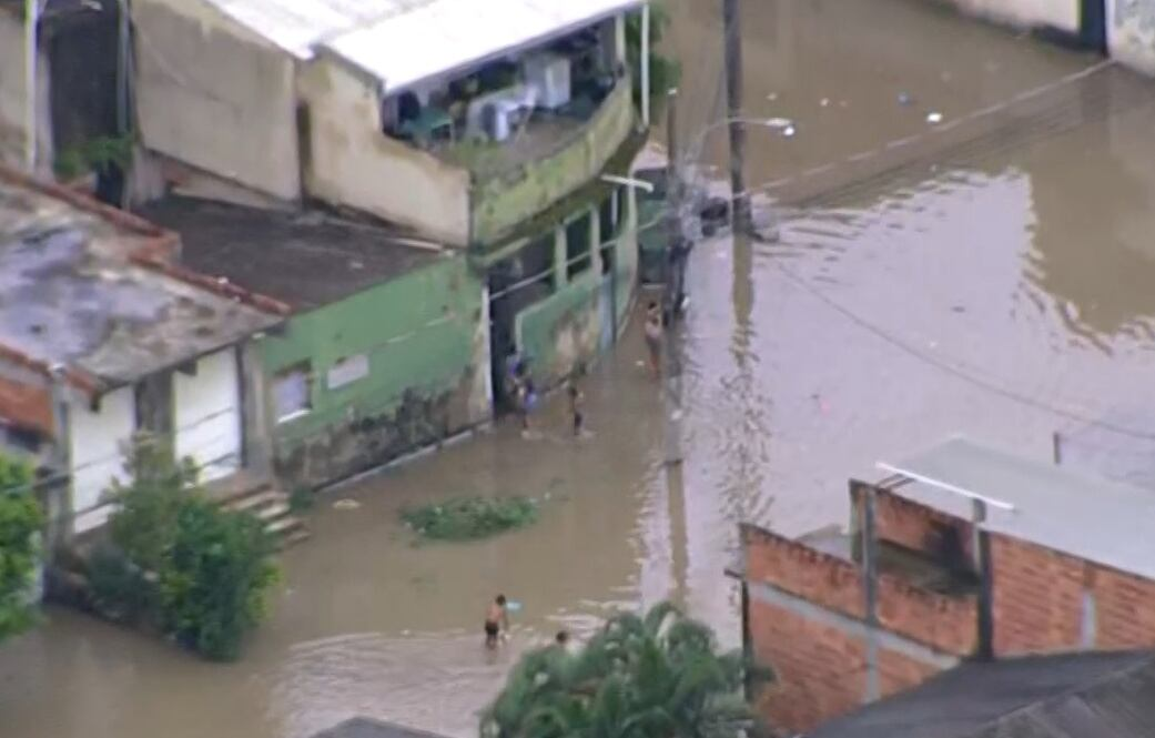 Moradores do Jardim Maravilha voltam a sofrer com alagamentos após temporal: 'Sempre a mesma coisa'
