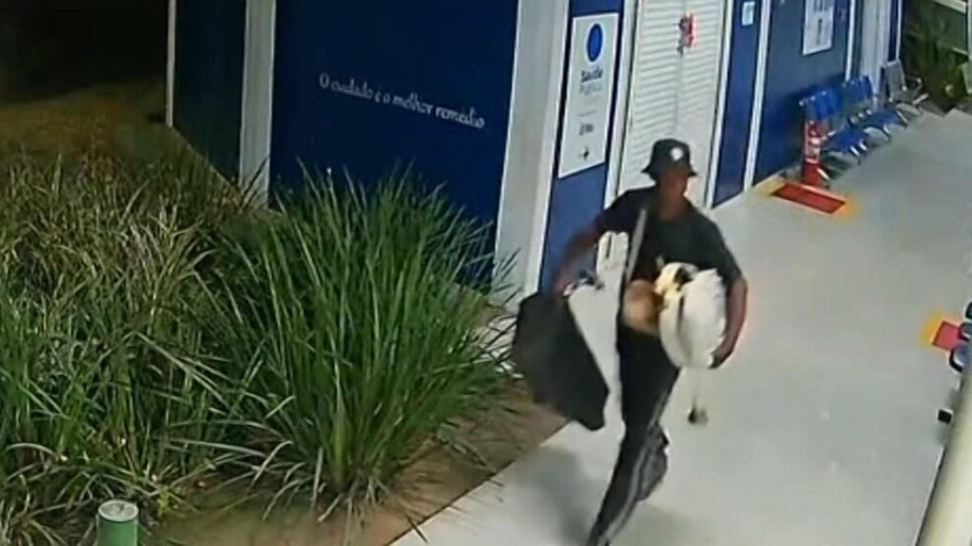 Clínica da família invadida por criminosos fica na mesma calçada de delegacia