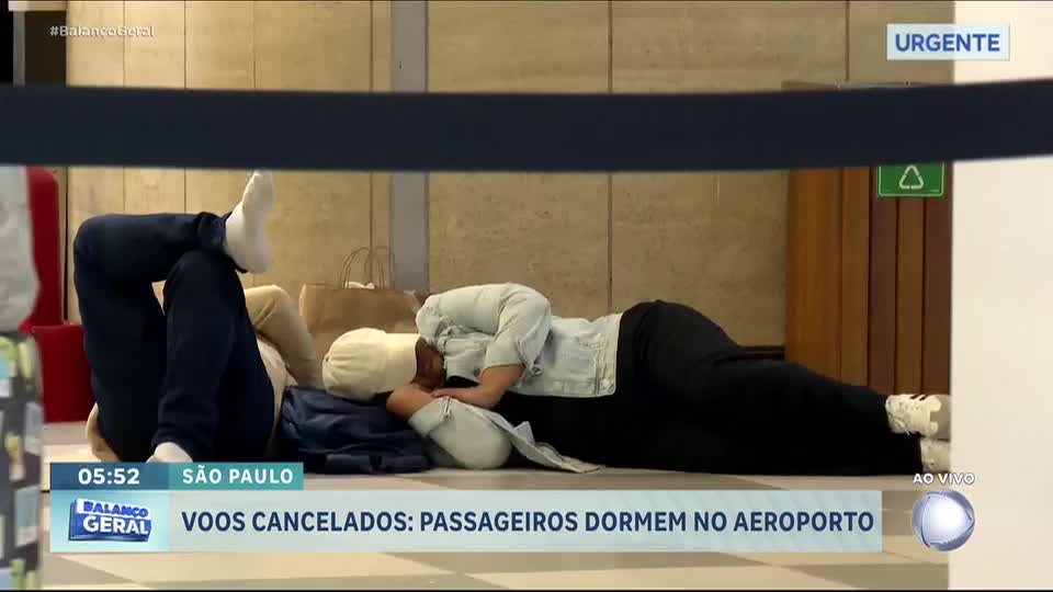 Passageiros têm voos cancelados e dormem no chão do aeroporto de Congonhas, em São Paulo