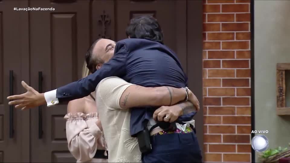 Último finalista de A Fazenda 17, Dudu volta para a Sede