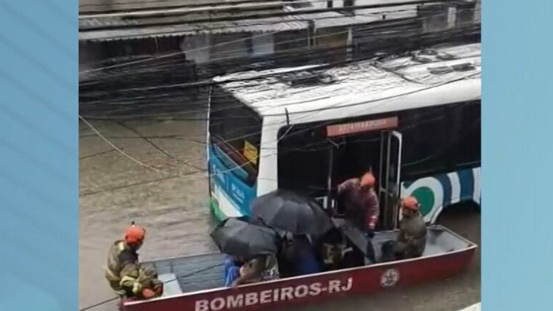 Bombeiros usam botes para resgatar passageiros de ônibus ilhados durante alagamento no Rio