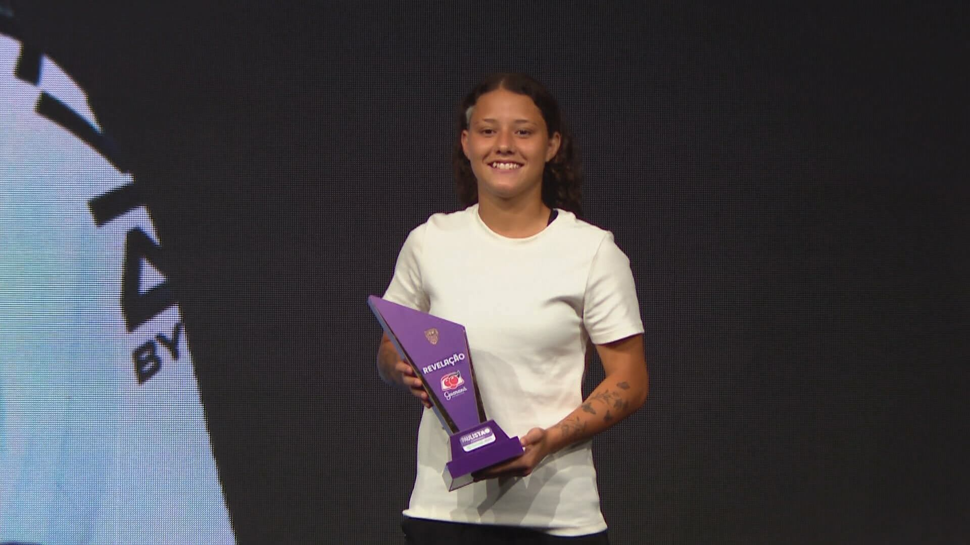 Jogadora do Santos recebe destaque em evento de futebol feminino