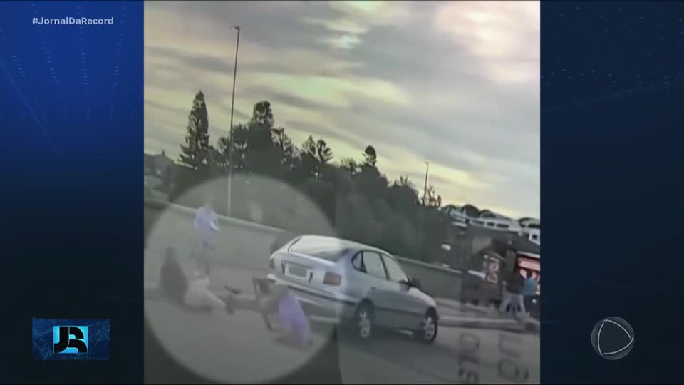 Polícia investiga se família que atirou contra multidão na Austrália se encontrou com terroristas