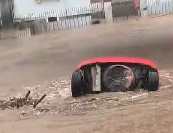 Pessoas podem estar desaparecidas após carro ter sido arrastado por enxurrada em Petrópolis