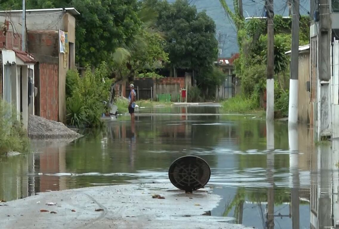 Chuva forte aciona sirenes de alerta em 18 localidades e causa alagamentos em Duque de Caxias (RJ)