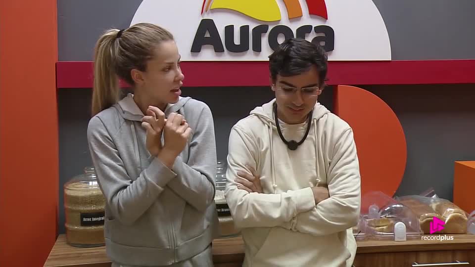 Dudu e Saory comemoram penúltimo café da manhã e relembram trajetória em A Fazenda 17