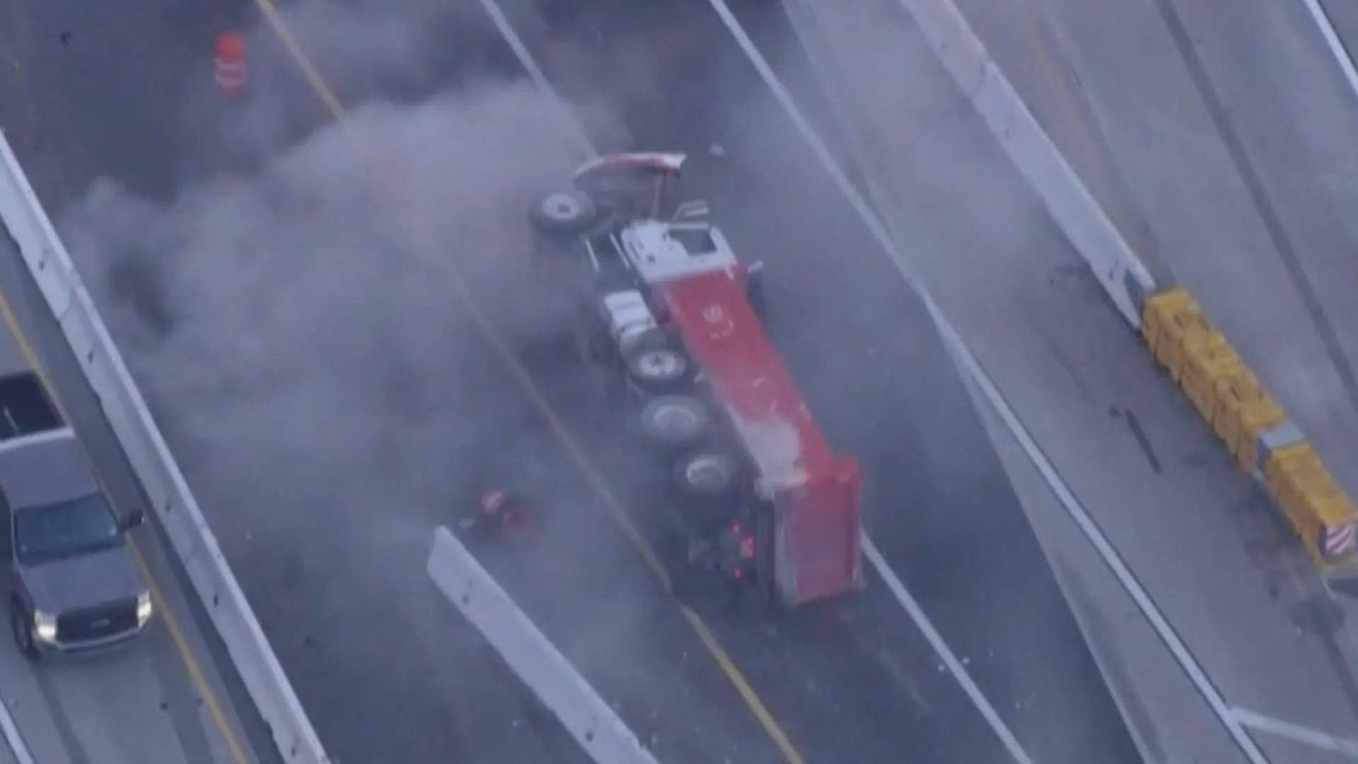 Caminhão invade obra e tomba durante fuga da polícia nos Estados Unidos