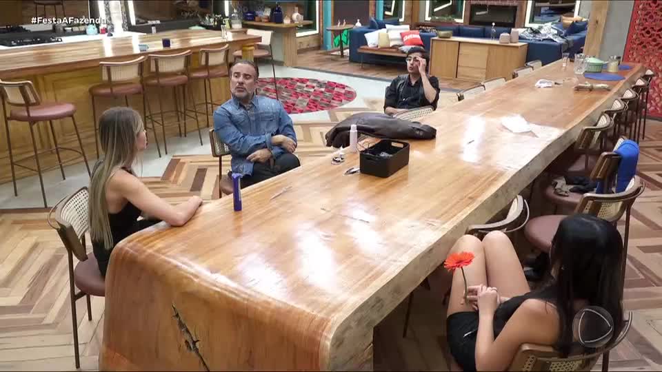 'Vieram até mim', diz Dudu sobre ex-peões que não cumprimentou durante festa | A Fazenda 17