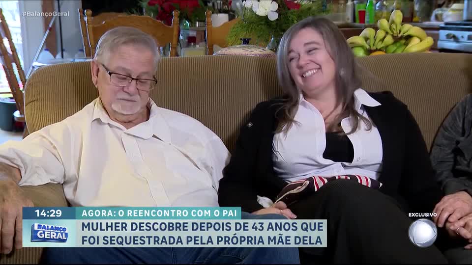 Pai reencontra filha após 43 anos e mãe é presa por sequestro nos EUA