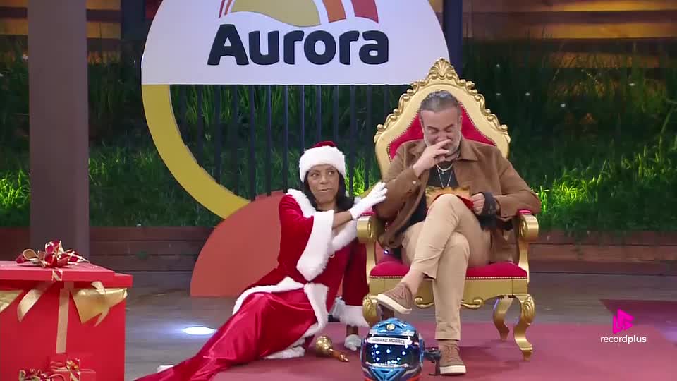 Fabiano e Saory choram ao receber presentes de parentes | A Fazenda 17