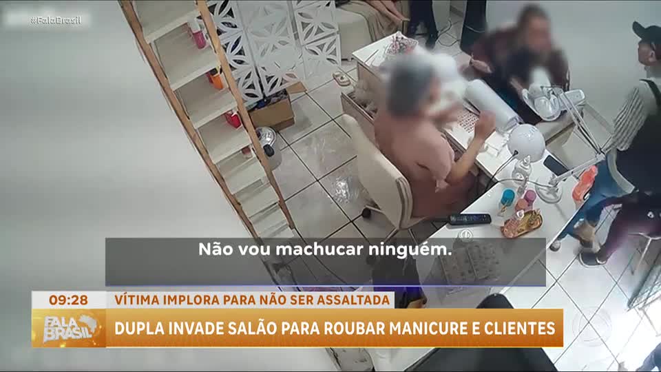 Vídeo mostra dupla invadindo salão de manicure e roubando clientes; polícia busca suspeitos