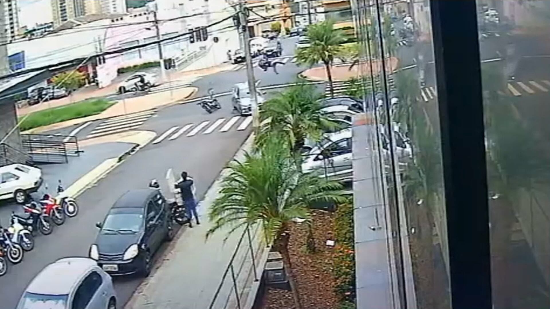 Câmera flagra acidente impressionante em Ribeirão Preto (SP)