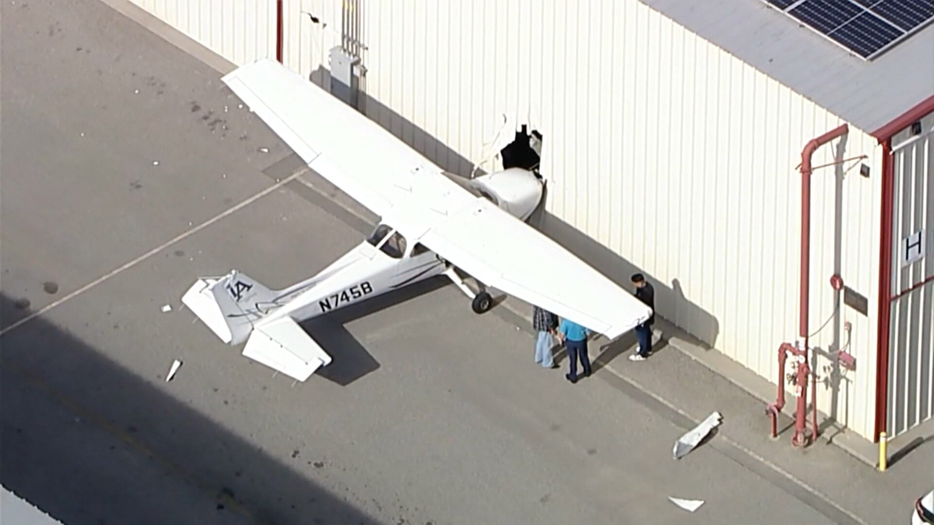 Homem tenta roubar avião e sofre acidente antes de decolar; veja o estrago