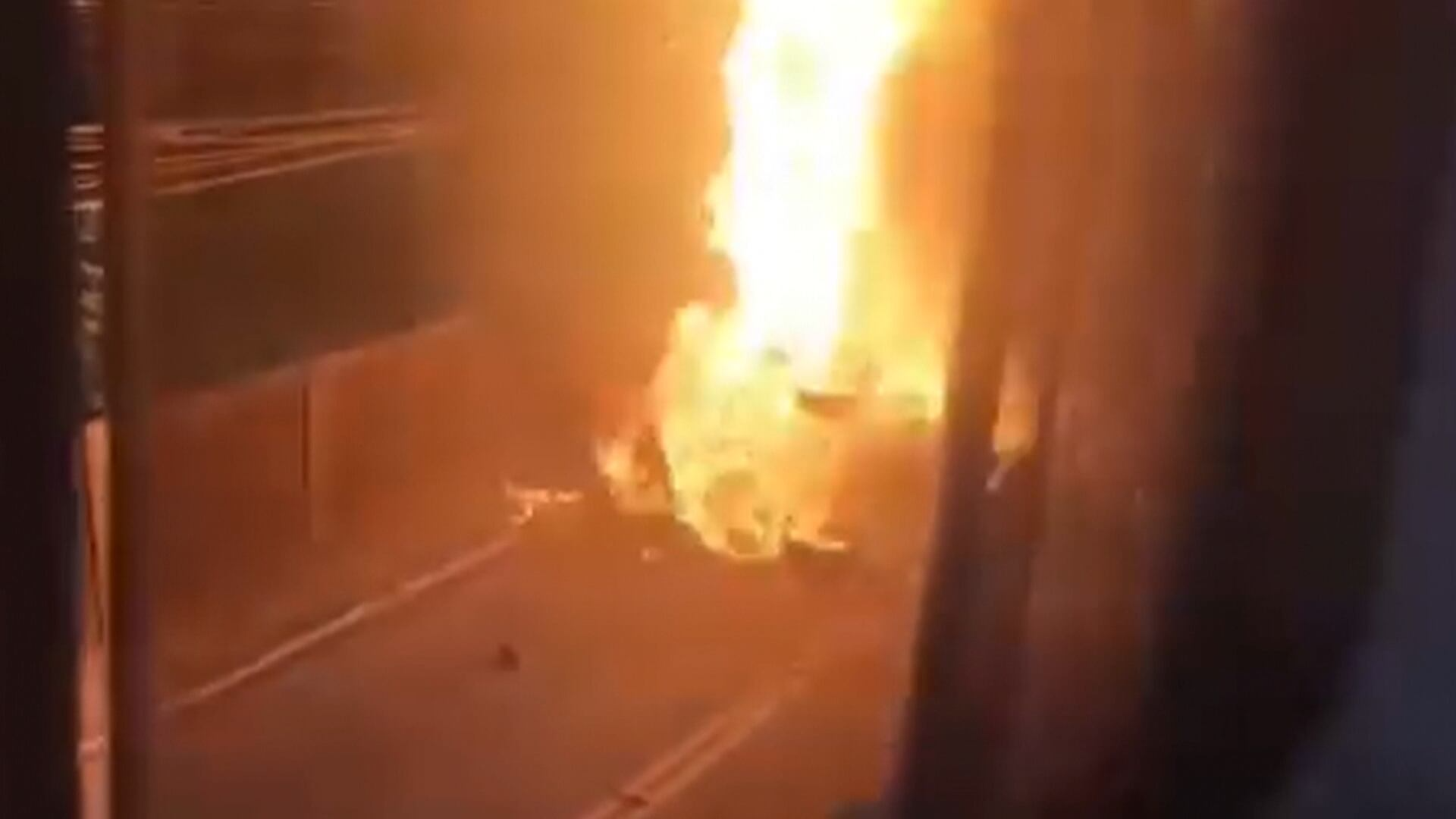 Motorista capota carro e veículo pega fogo em São Paulo