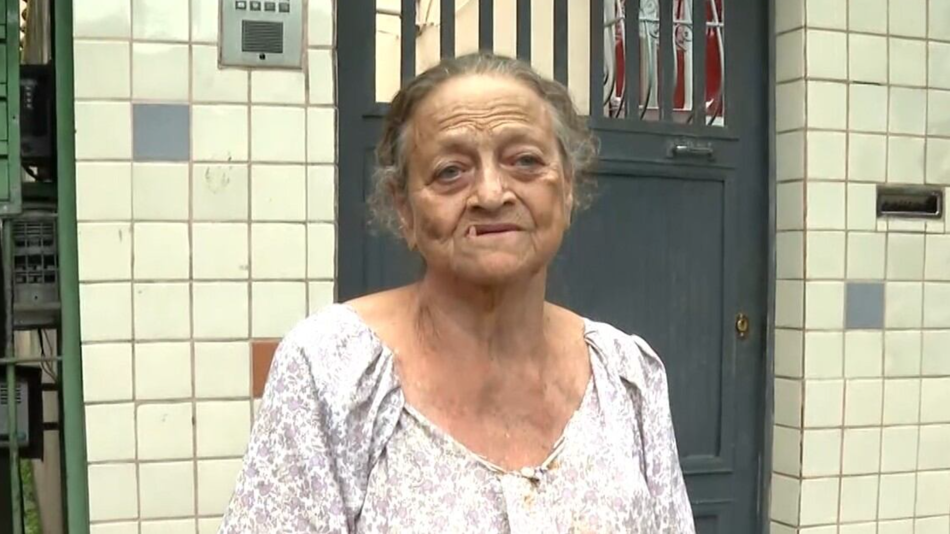 Idosa escapa sem ferimentos após desabamento da casa onde vivia com 20 animais no Rio