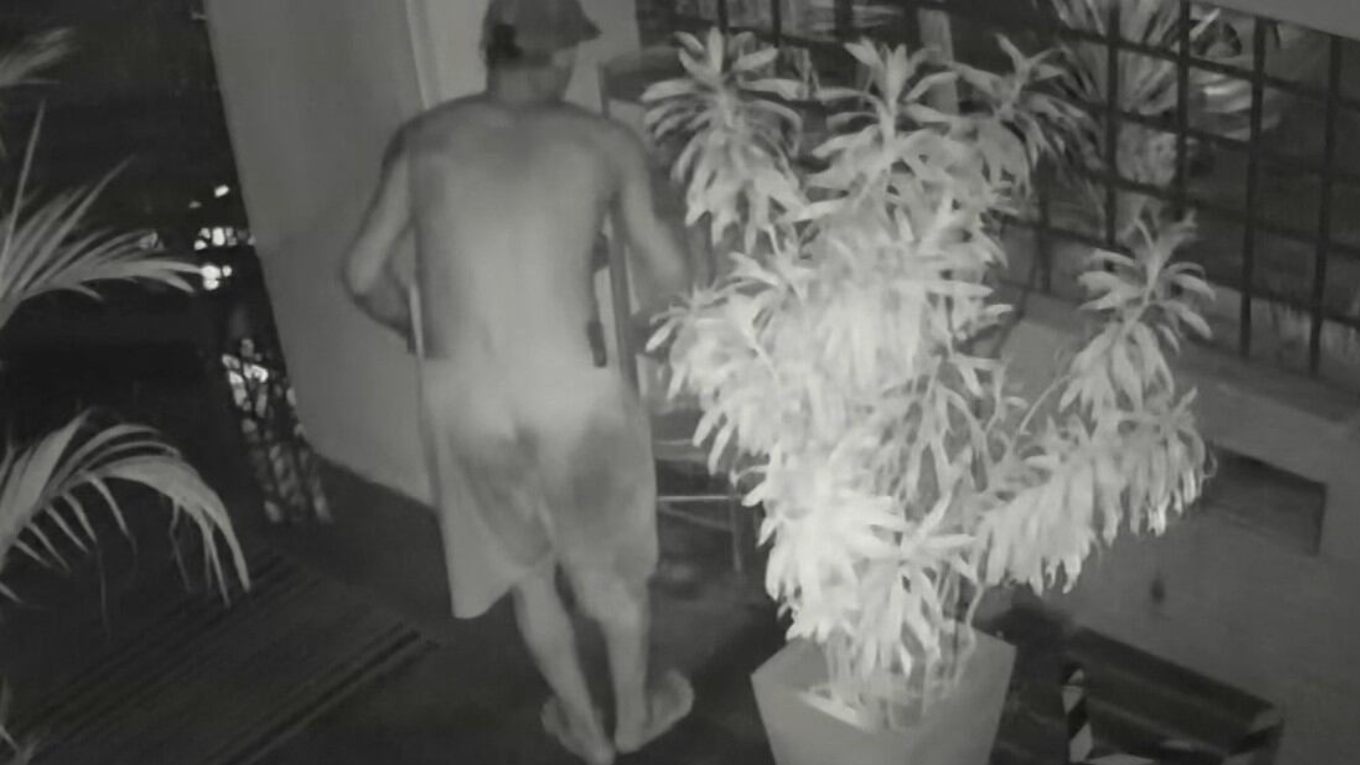 VÍDEO: criminoso furta fios e até pia de cobre de salão de festas na zona norte do Rio