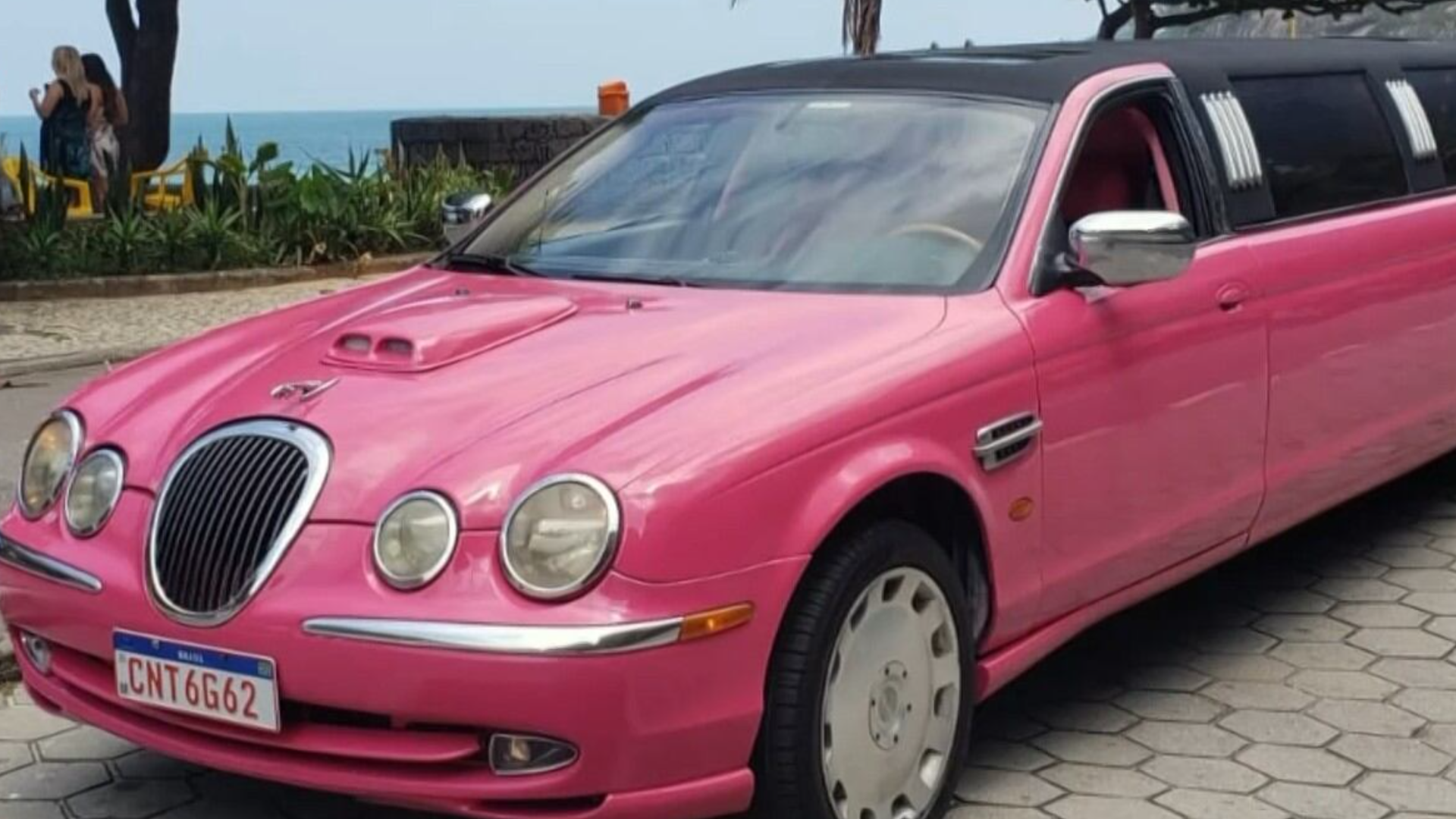 Limousine desaparece após empresário contratar reboque para o veículo