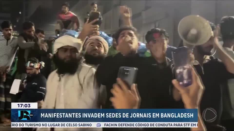 Manifestantes invadem sedes de jornais em Bangladesh