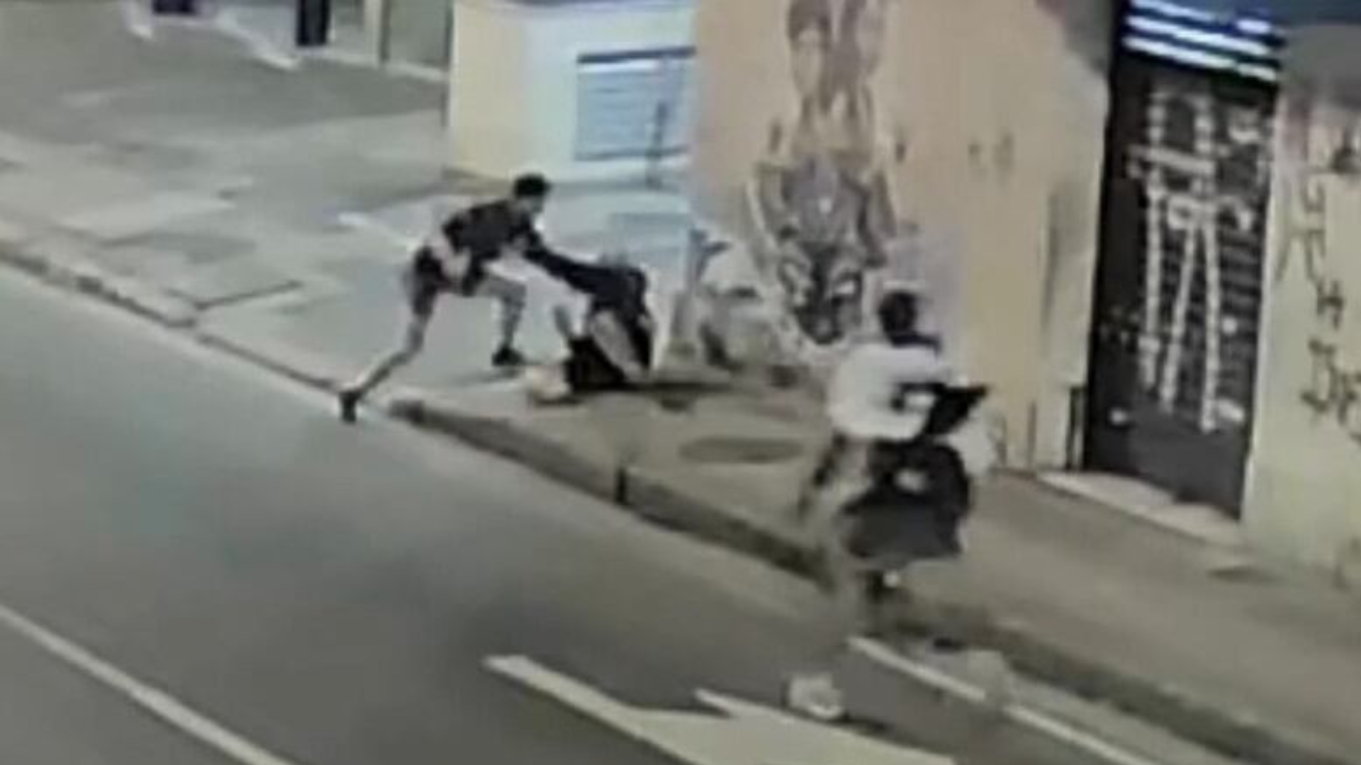 Câmeras flagram passageiros esfaqueando motorista por se recusarem a pagar taxa de R$ 50 no Rio