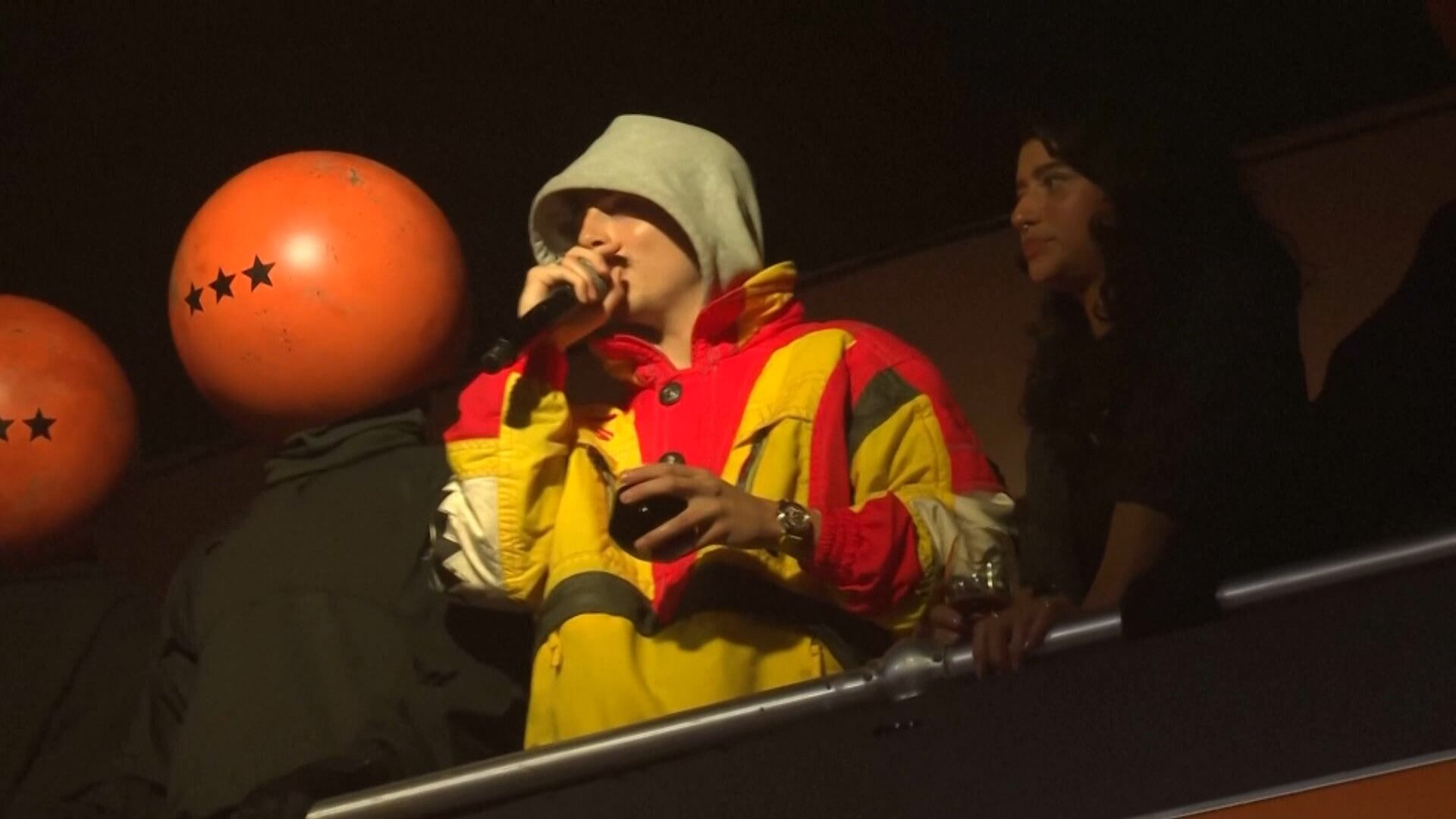 Ator invade torneio de tênis de mesa para divulgar filme