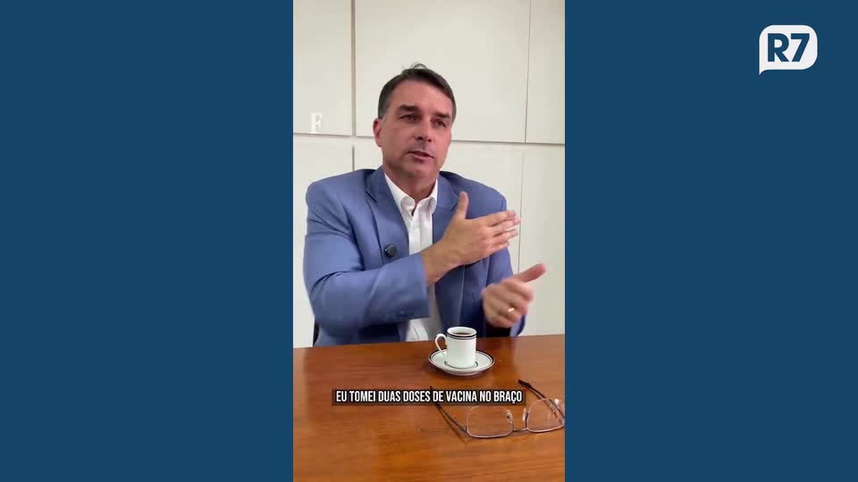 Flávio Bolsonaro diz que diverge do pai, mas o obedece, e que se vacinou contra a Covid-19