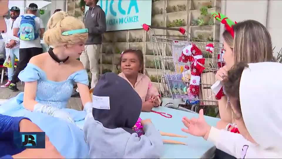 Crianças que lutam contra o câncer são surpreendidas com presentes de Natal de ONG
