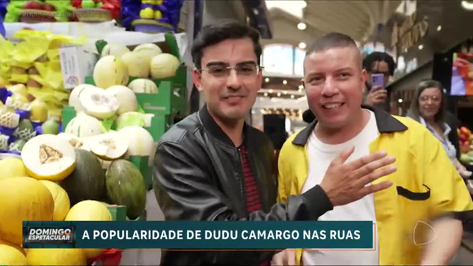 Dudu Camargo festeja vitória em A Fazenda 17 no Mercadão de São Paulo e faz planos com Saory