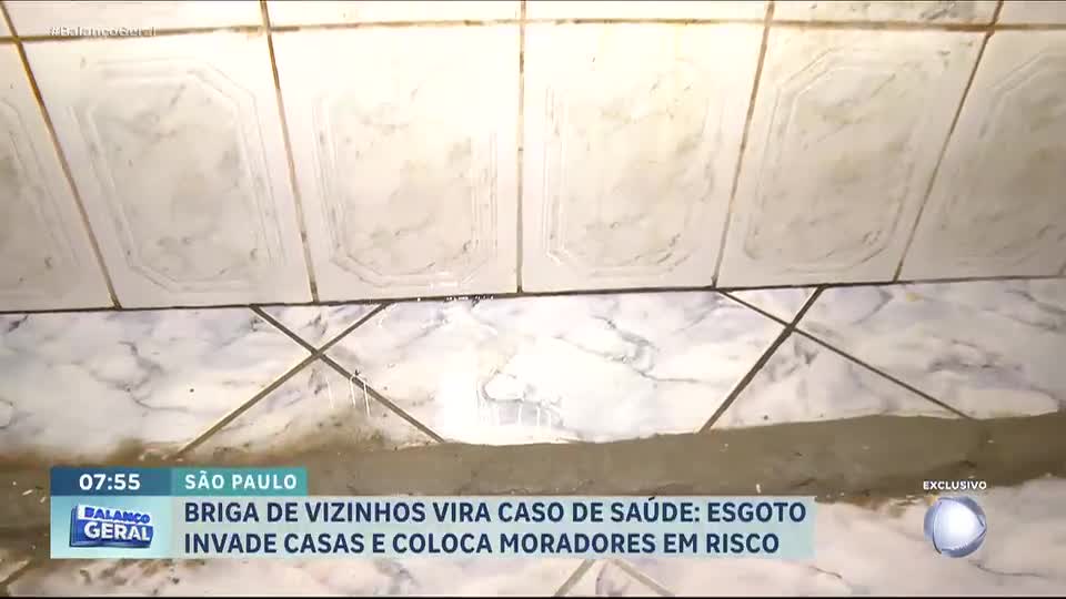 Família em São Paulo enfrenta esgoto vazando pelas paredes