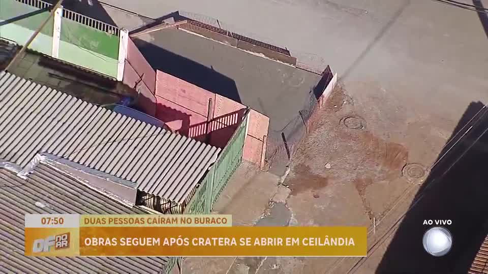 Cratera em calçada de Ceilândia (DF) é fechada após acidente com dois jovens