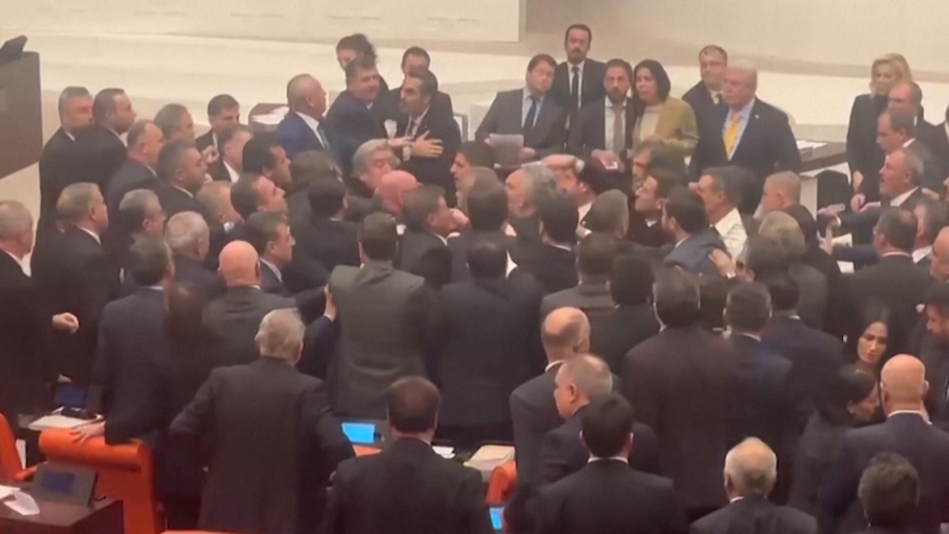Briga generalizada toma conta do Parlamento da Turquia; veja vídeo