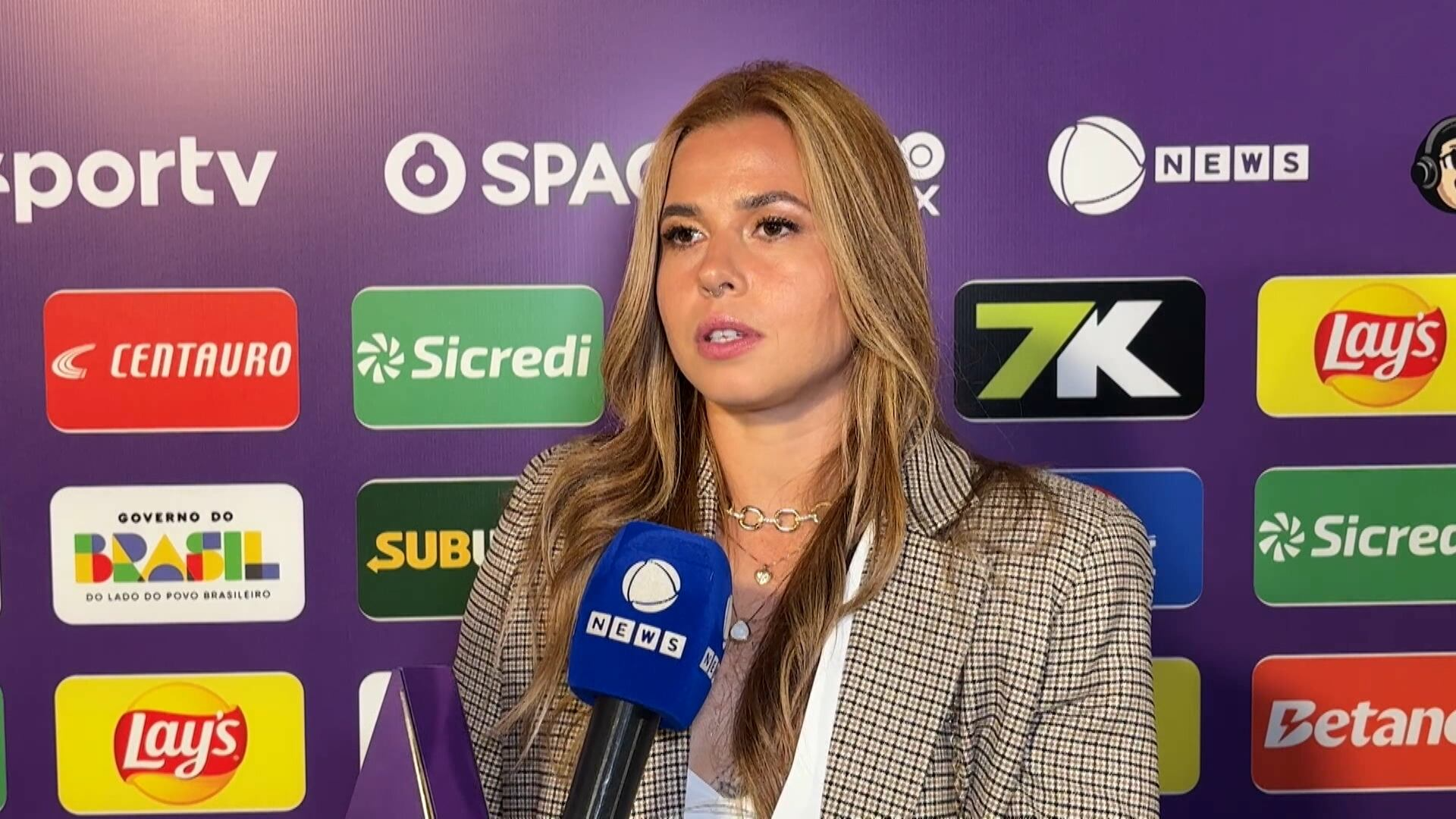 Palmeiras reforça elenco feminino com renovação de contrato com lateral