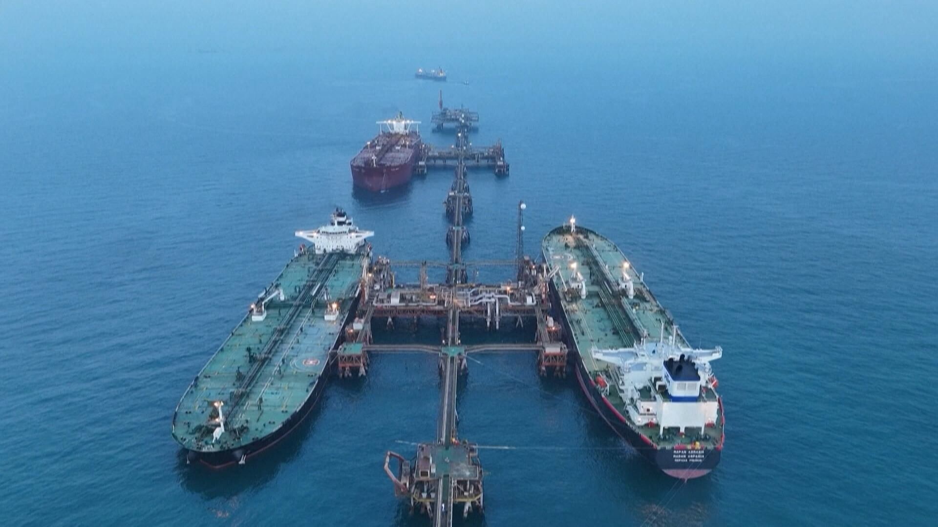 Guarda Costeira dos EUA persegue navio petroleiro