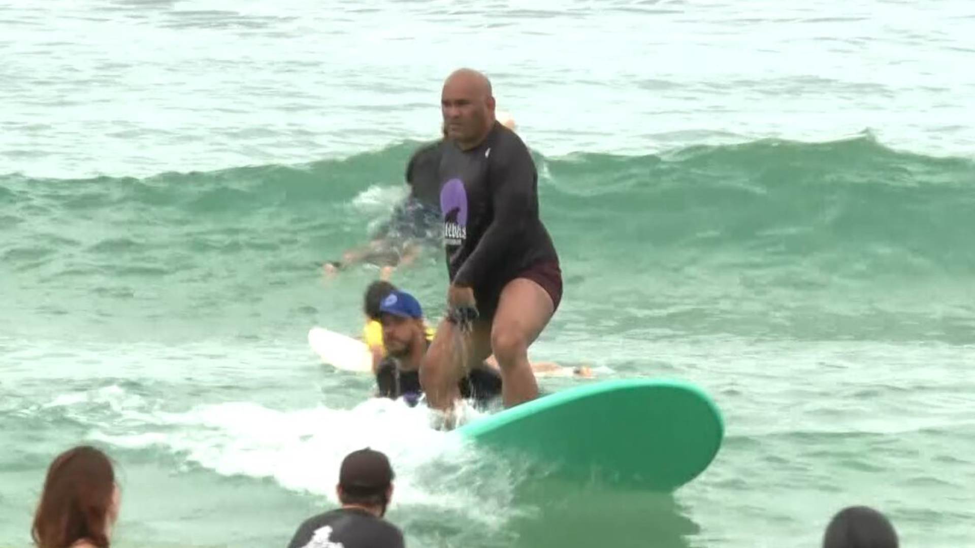 Projeto ensina surfe para deficientes visuais na Praia do Arpoador, zona sul do Rio