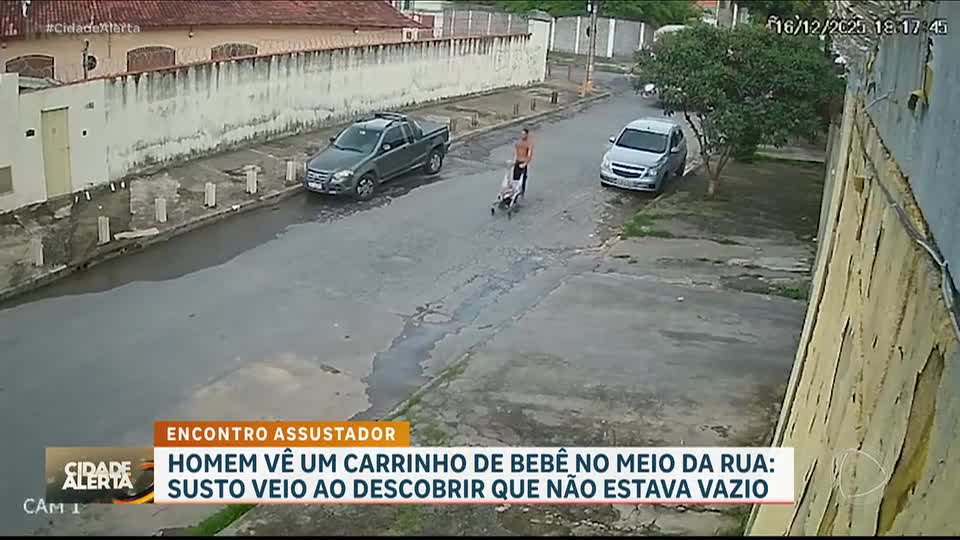 Bebê é encontrado abandonado pelo próprio pai dentro de carrinho no meio da rua