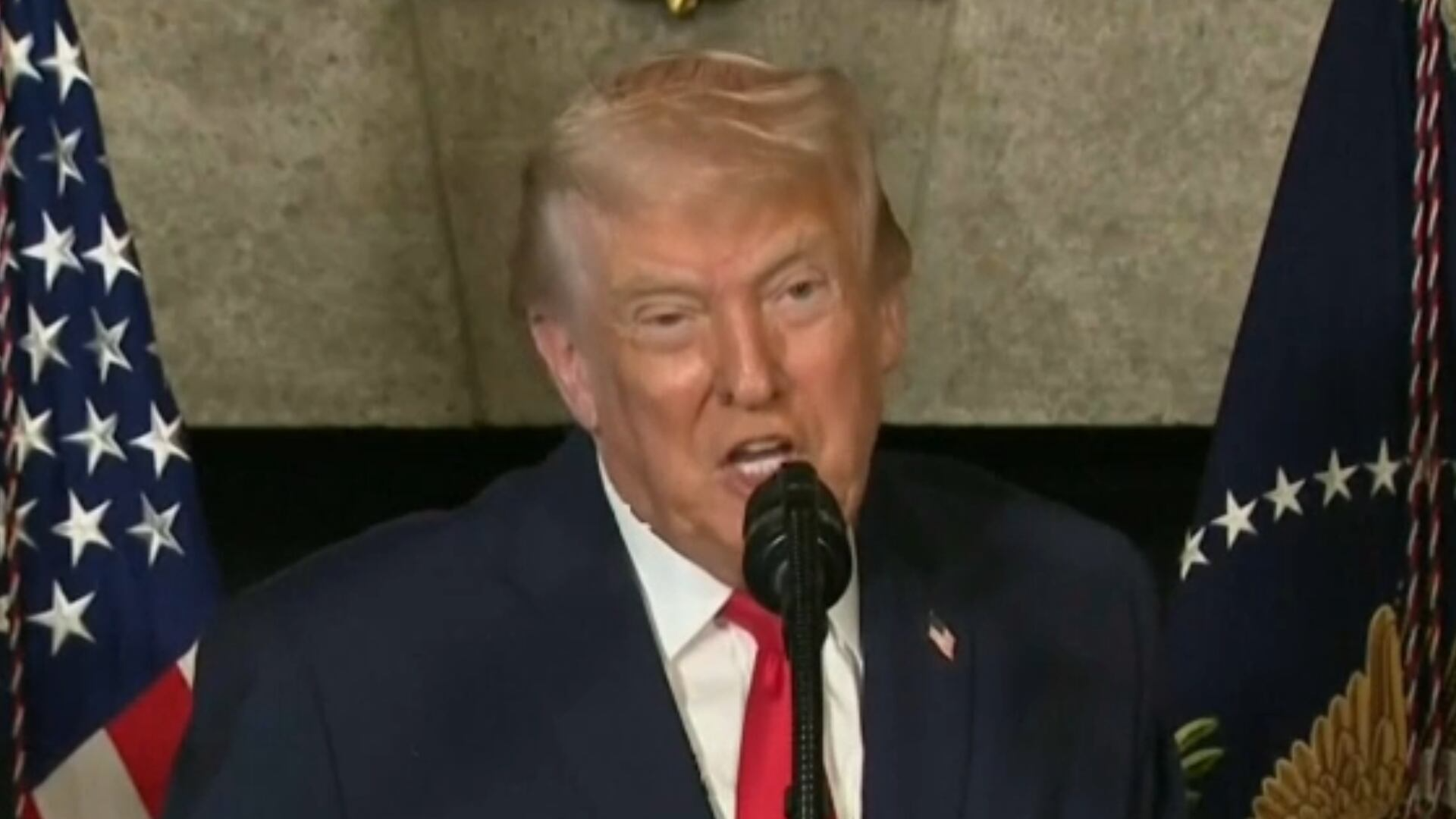 Trump anuncia novos navios de guerra em meio à tensão com a Venezuela