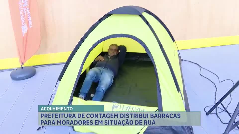 Prefeitura de Contagem, na Grande BH, distribui barracas para moradores de rua