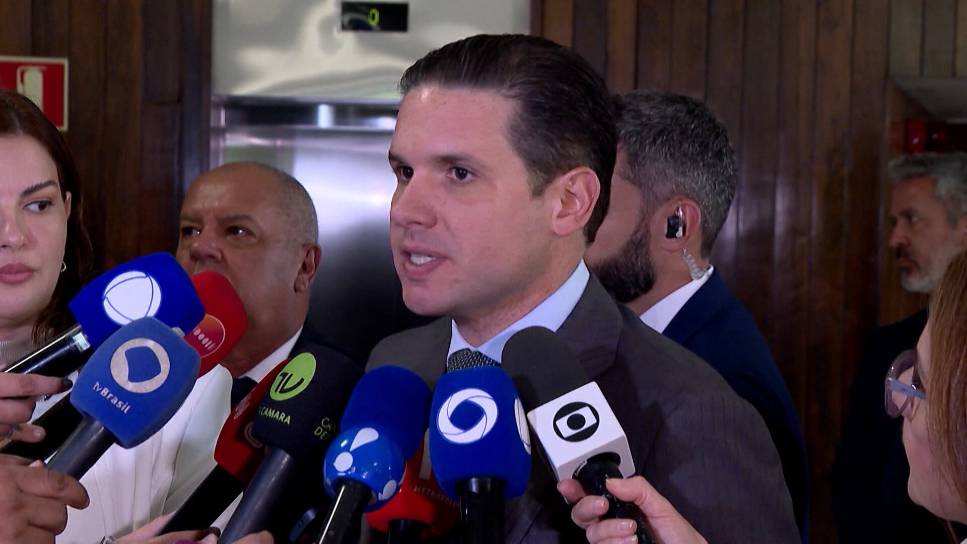 Hugo Motta cria comissão especial para futebol feminino